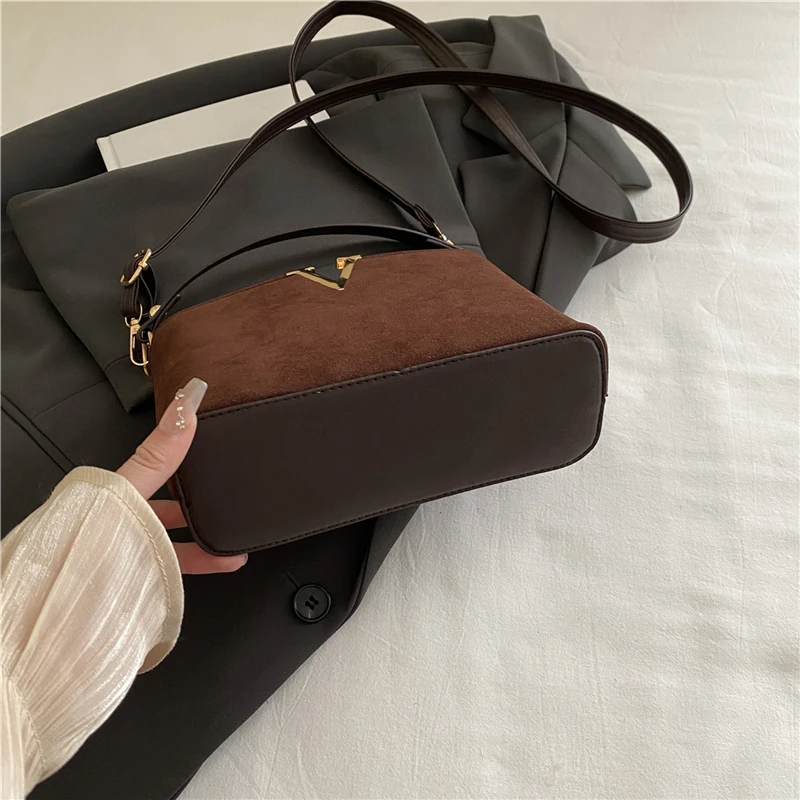 Women'S Vegan Bags - กระเป๋าถือผู้หญิงหนังกลับมินิแฟชั่น, กระเป๋าโท้ทหนังกลับเทียม, กระเป๋าถือตกแต่งหัวเข็มขัดล็อคแบบฮาร์ดแวร์, กระเป๋าสะพายไหล่แบบไขว้