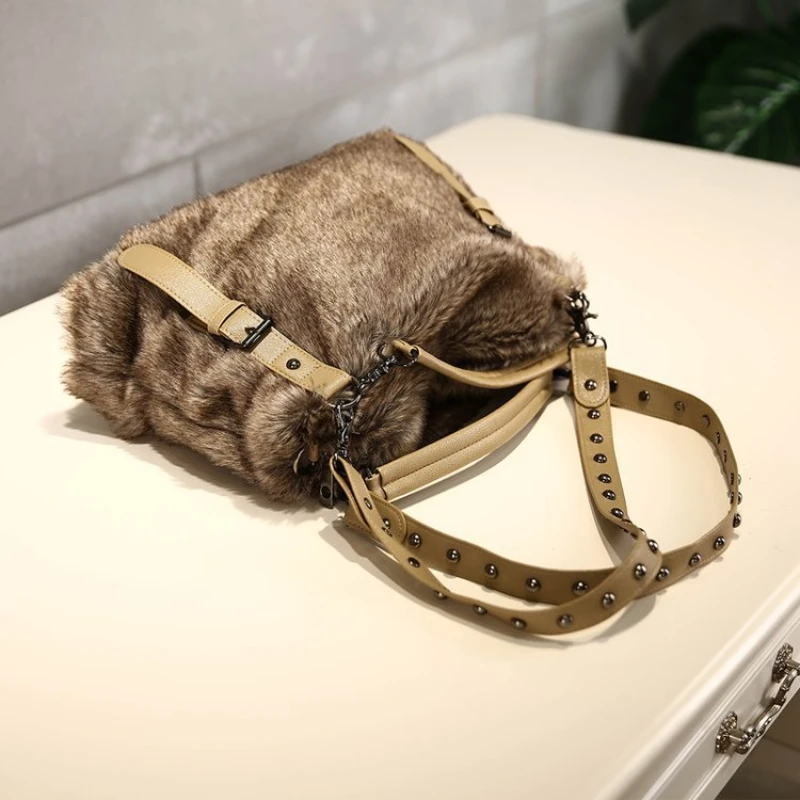 ขนสัตว์กํามะหยี่ผู้หญิงอินเทรน - Women Bags Guess บทวิจารณ์และราคา