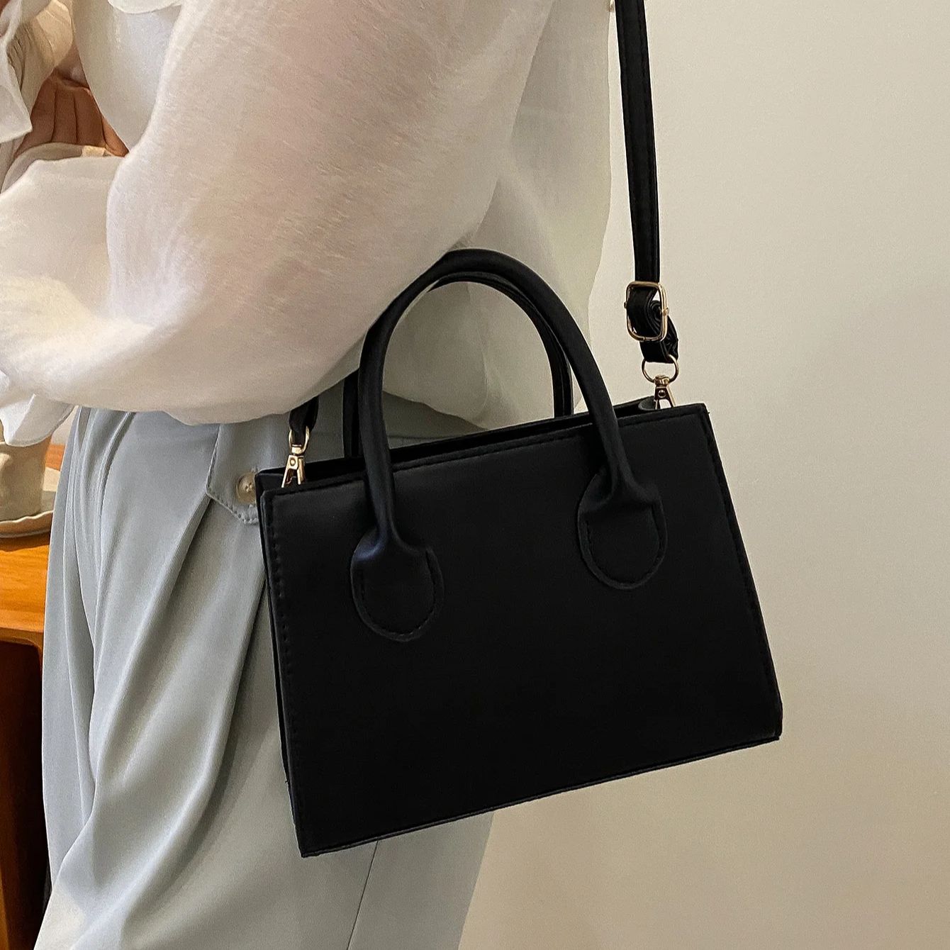 PUหนังลําลองCrossbodyกระเป๋าสํ - Women Bags Guess บทวิจารณ์และราคา